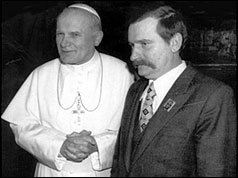 De Paus moest de vakbond wel een politieke dimensie gunnen, om zijn Poolse bondgenoot Lech Walesa de nodige support te geven om vanuit de vakbond Solidariteit het Communistische regime omver te werpen.
