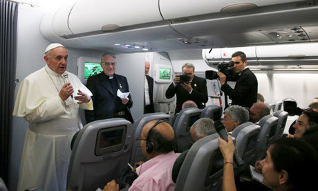Paus Franciscus geeft een interview in de vlucht uit Rio